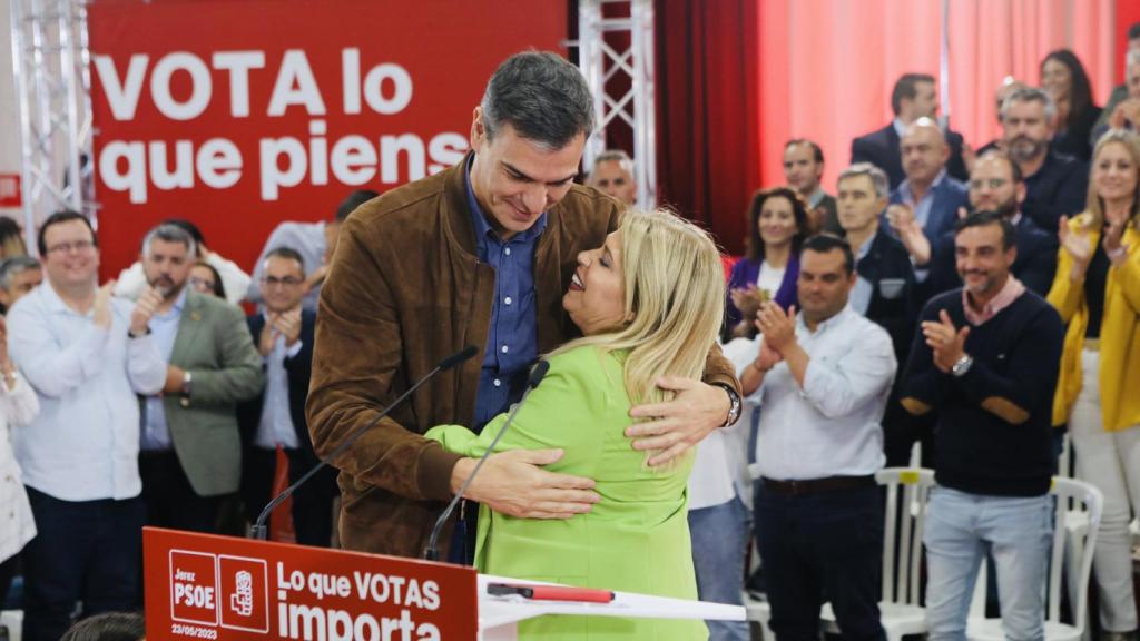 El presidente del Gobierno, Pedro Sánchez, abraza a la alcaldesa y candidata del PSOE en Jerez de la Frontera, Mamen Sánchez.