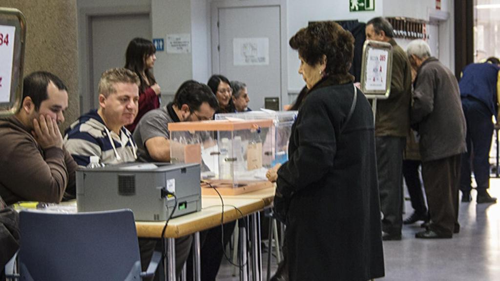 Imagen de archivo de una mesa electoral.