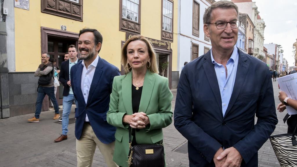 Alberto Núñez Feijóo pasea por San Cristóbal de la Laguna, en Tenerife, este lunes.