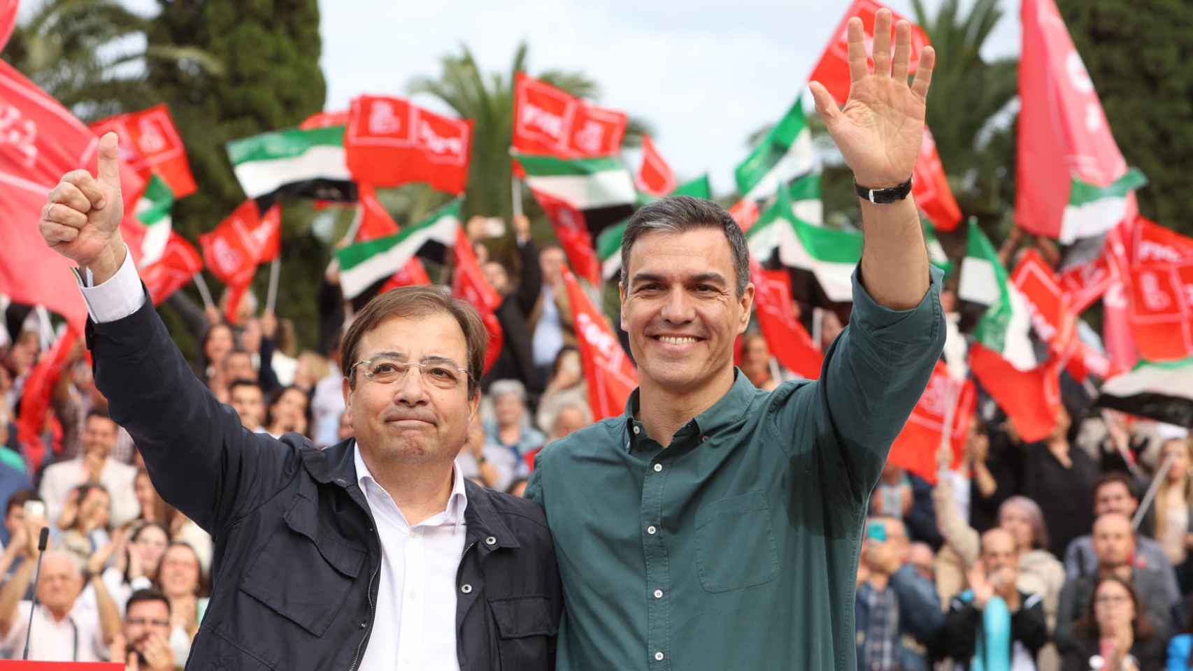 Guillermo Fernández Vara y Pedro Sánchez, este martes, en el mitin del PSOE en Badajoz.