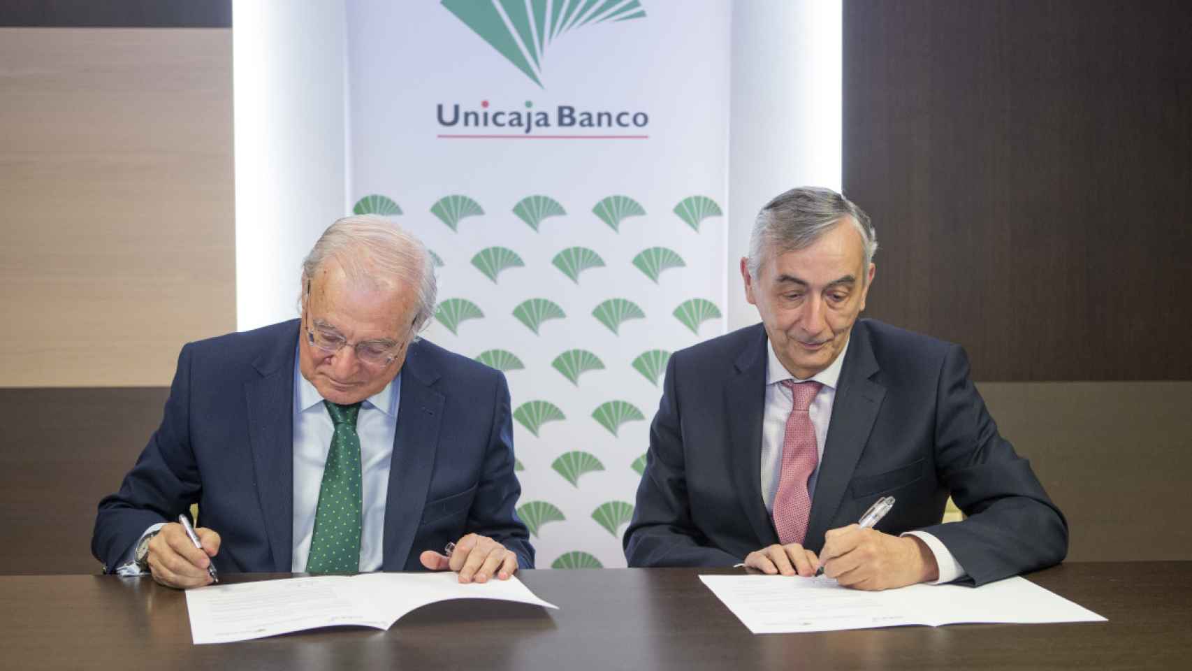 El Presidente de Unicaja Banco, Manuel  Azuaga,  y  el  Director  General  de Funcas, Carlos Ocaña.