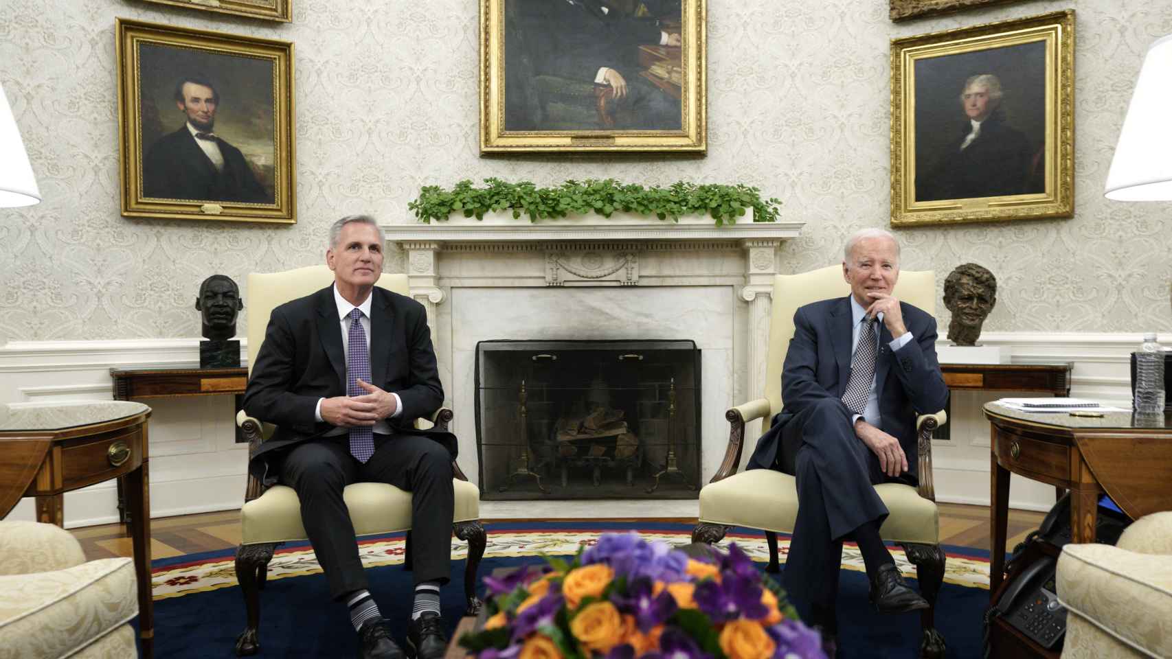 El presidente de la Cámara de Representantes, el republicano Kevin McCarthy, y el presidente de Estados Unidos, Joe Biden, reunidos este lunes.
