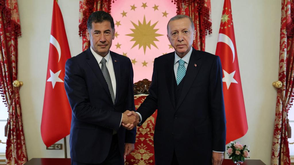 Erdogan y Sinan Ogan, candidato de la primera vuelta de las elecciones presidenciales, el 19 de mayo.