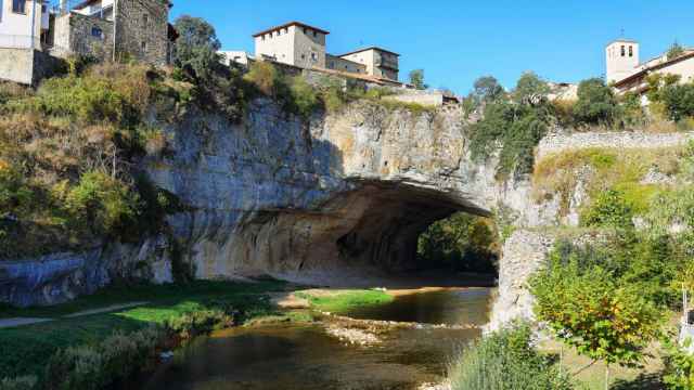Este pueblo de Burgos es uno de los más bonitos: está construido sobre un río