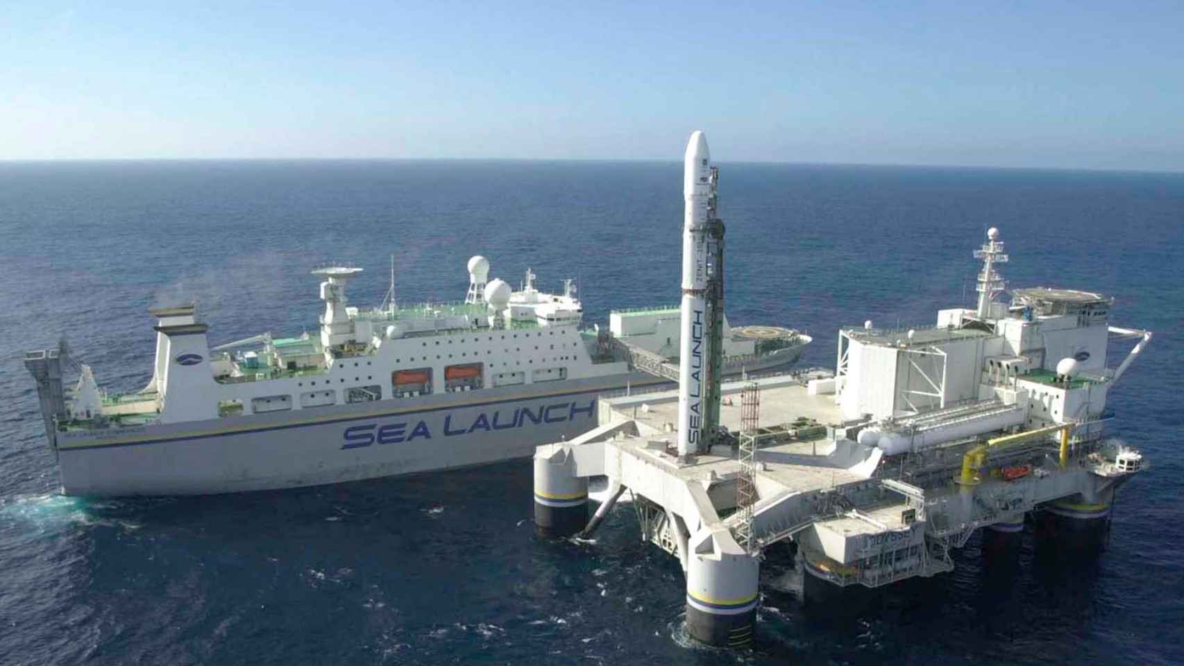 El barco y la plataforma de lanzamiento de Sea Launch