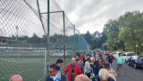 Aficionados en la cola que rodea los campos de fútbol siete