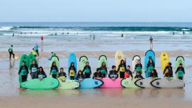 Alumnos y alumnas de Valdo Surf School