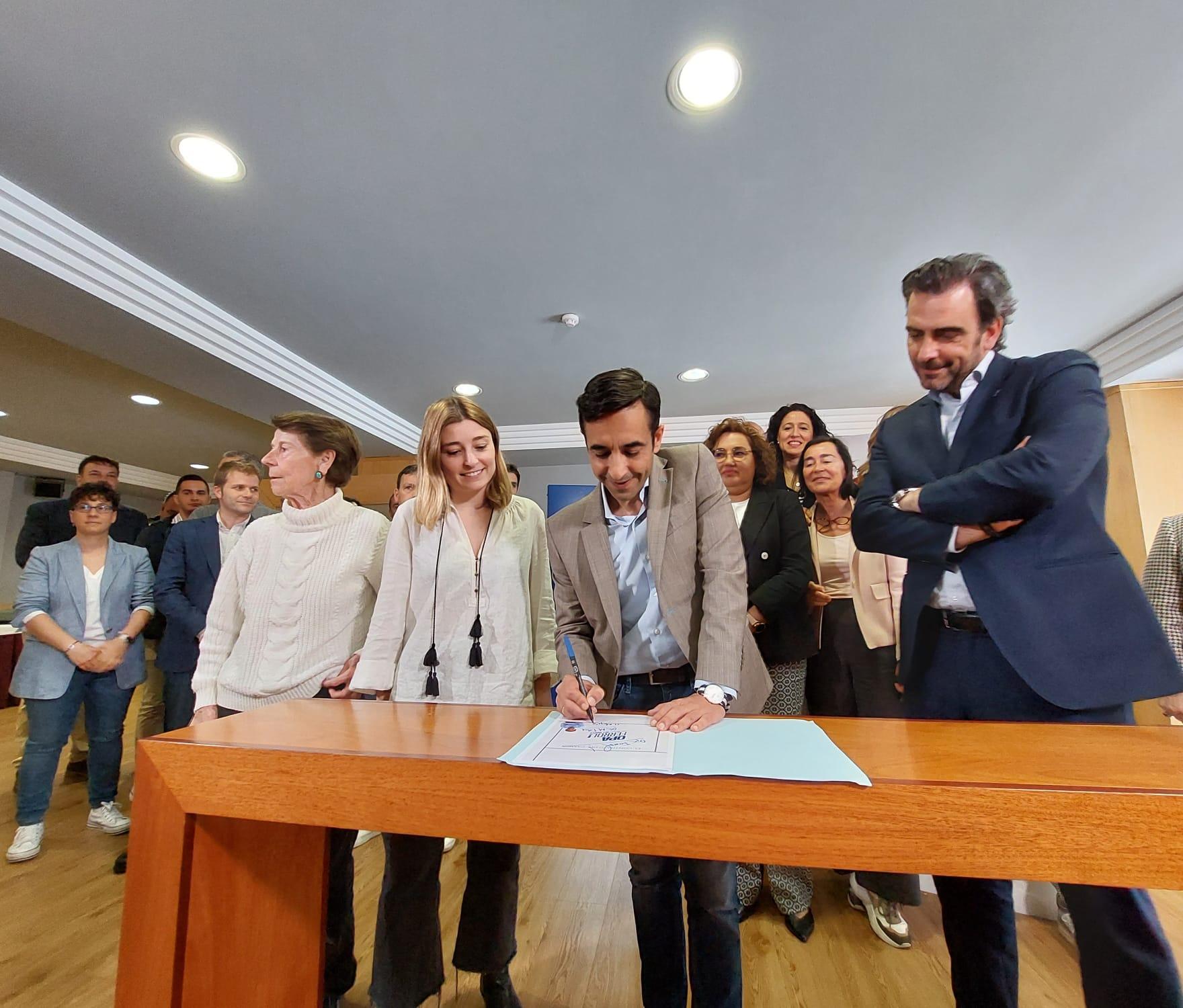 José Manuel Rey durante la firma del contrato con los ferrolanos. Imagen: PP de Ferrol