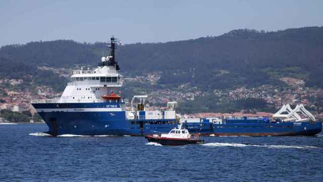 El buque de inspección del pecio del ‘Villa de Pitanxo’, el ‘Artabro’, a su salida del Puerto de Vigo.