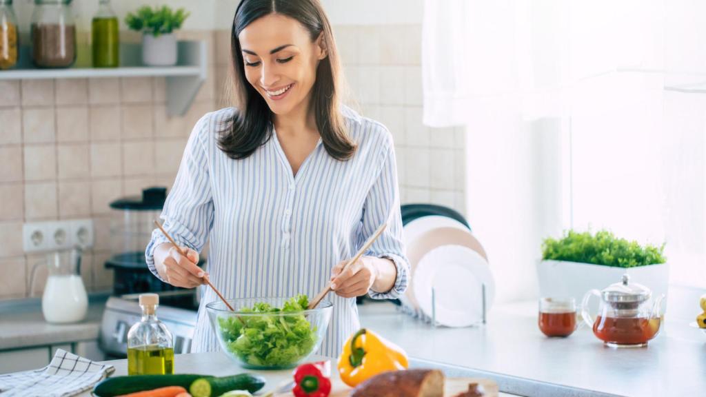 Mujer preparando una ensalada. Foto: iStock.