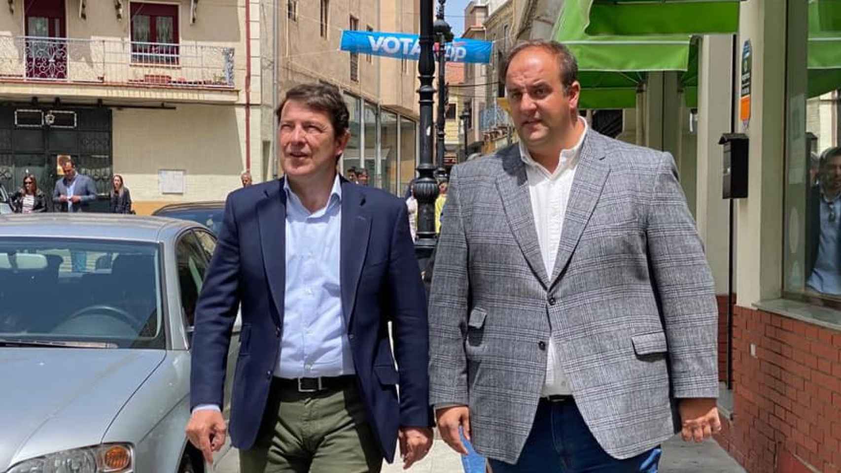 El presidente del PP de Castilla y León, Alfonso Fernández Mañueco, visita Guijuelo junto al candidato, Roberto Martín