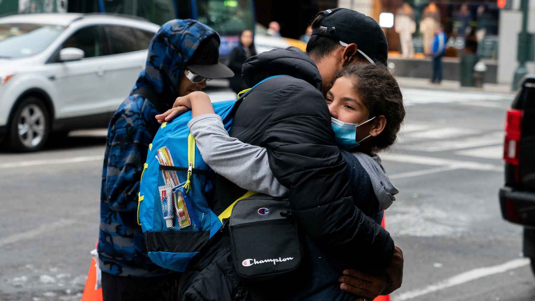 Un solicitante de asilo se reúne con su sobrina después de un mes sin verse en el hotel Roosevelt de Nueva York.