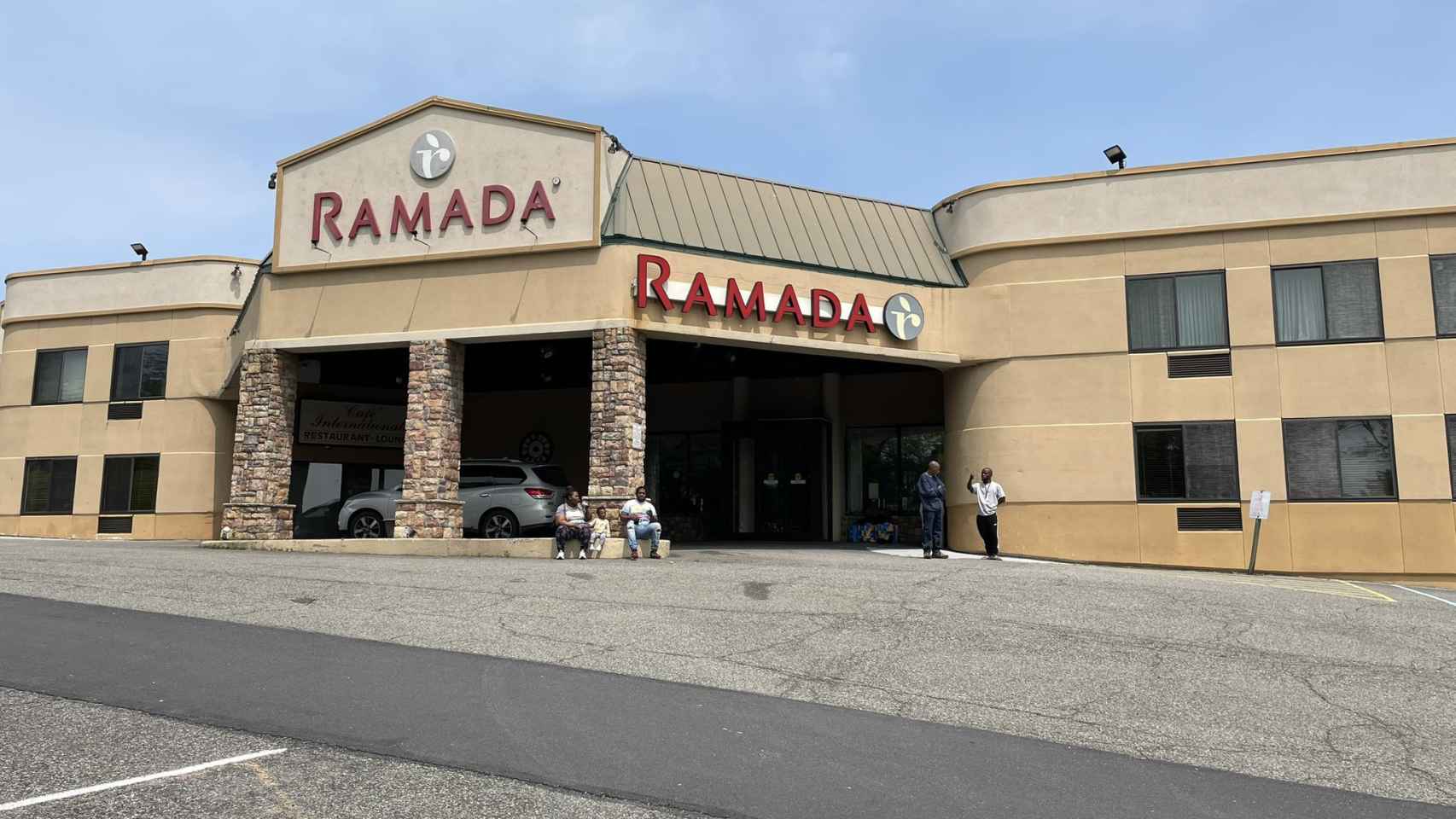 Un hotel de la cadena Ramada presta servicios de acogida a migrantes en Newburgh (Nueva York).