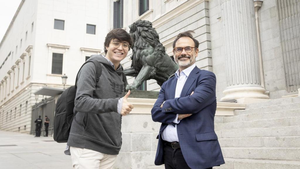 Álvaro Guzmán junto a Fernando Garea en la escalinata del Congreso de los Diputados.