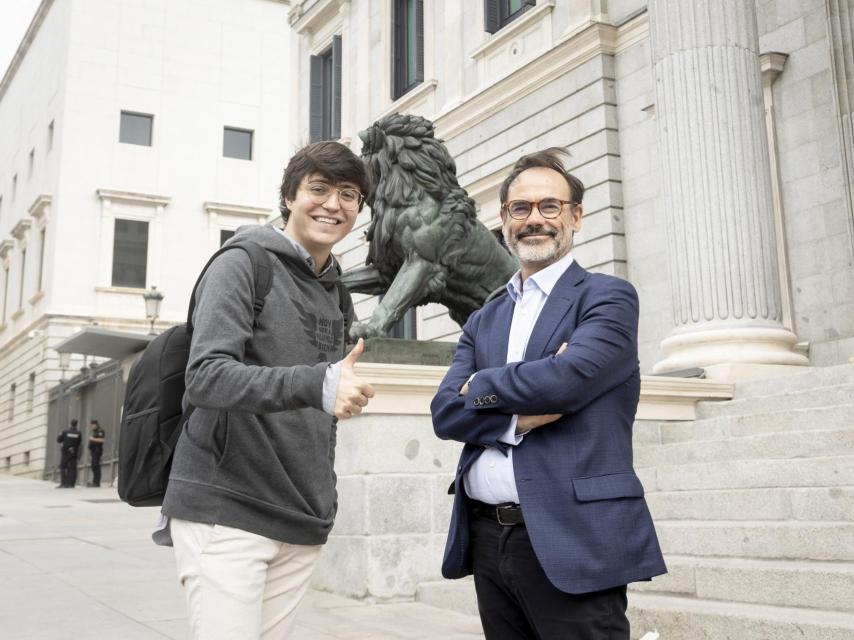 Álvaro Guzguti junto a Fernando Garea en la escalinata del Congreso de los Diputados.