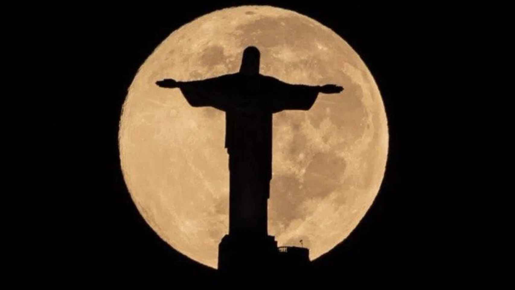 La estatua del Cristo Redentor en Río de Janeiro, con sus luces apagadas como gesto de solidaridad con Vinicius, este lunes.