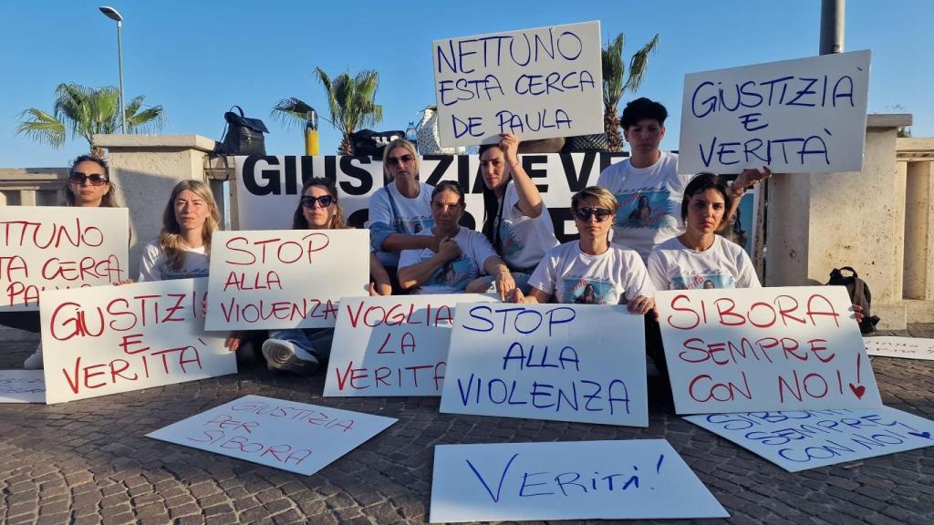 Las amigas de Sibora se manifiestan para pedir justicia y luz sobre el caso.