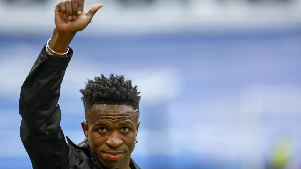 Vinicius saluda al público en el Santiago Bernabéu.