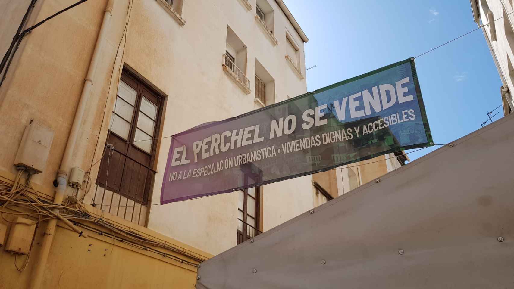 Imagen del cartel 'El Perchel no se vende'.