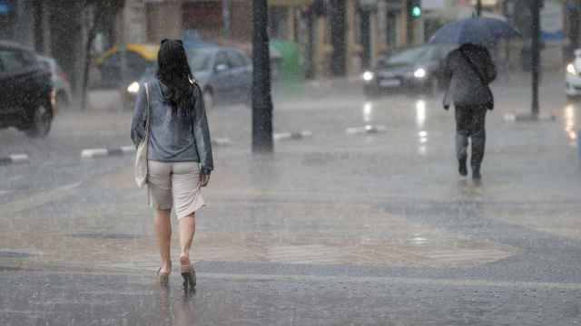 Dos personas pasean bajo la lliuvia este lunes en la Comunidad Valenciana, en imagen de archivo.