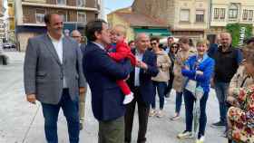 Mañueco apoya al candidato del PP en Guijuelo, Roberto Martín, con un paseo por la villa