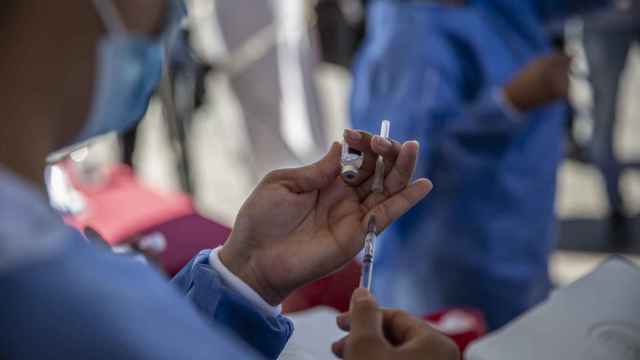 Una sanitaria prepara una vacuna en Tijuana, México.