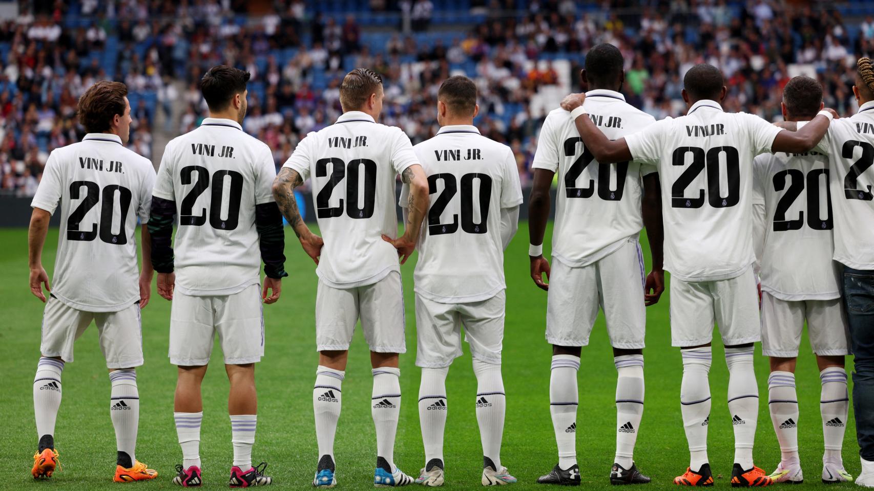 Los jugadores del Real Madrid, con la camiseta de Vinicius