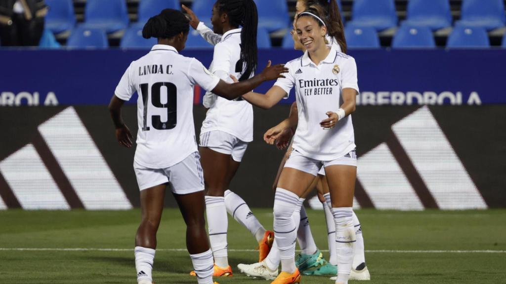 Linda Caicedo, felicitando a Athenea del Castillo por su gol en las semifinales de la Copa