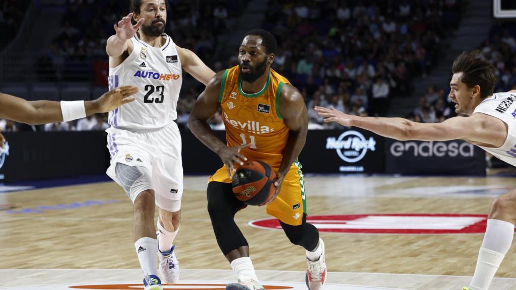 Llull trata de obstaculizar la entrada a canasta de Pargo, del Betis.