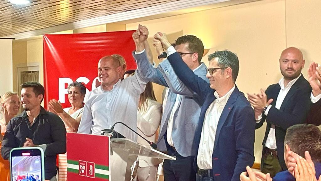 El ministro Bolaños, en primer término, durante la presentación de la lista del PSOE de Mojácar, el pasado viernes, justo delante de Cristóbal Vizcaíno, uno de los detenidos este martes.