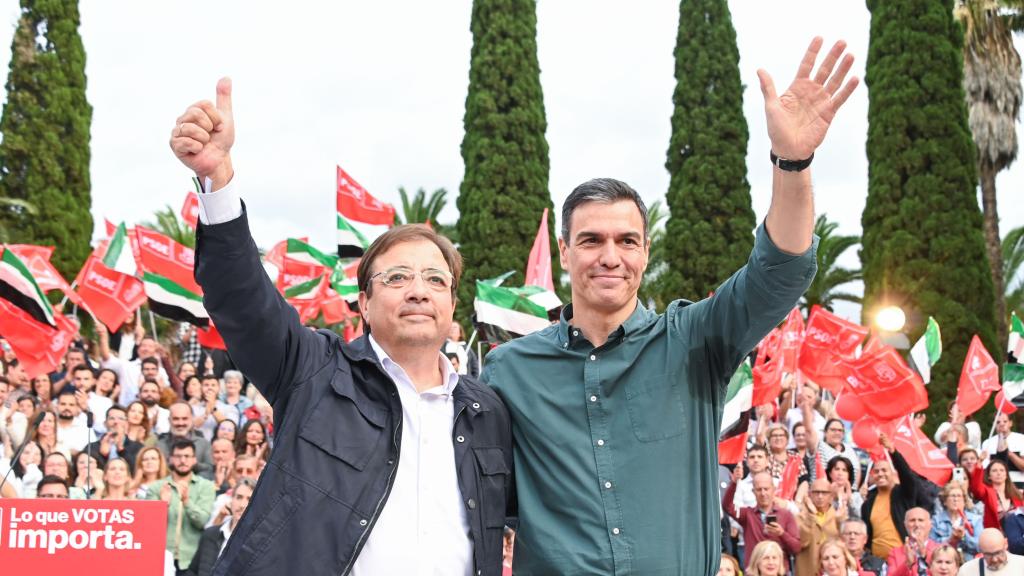 Guillermo Fernández Vara, presidente de Extremadura, junto a Pedro Sánchez, presidente del Gobierno, este martes en Badajoz.