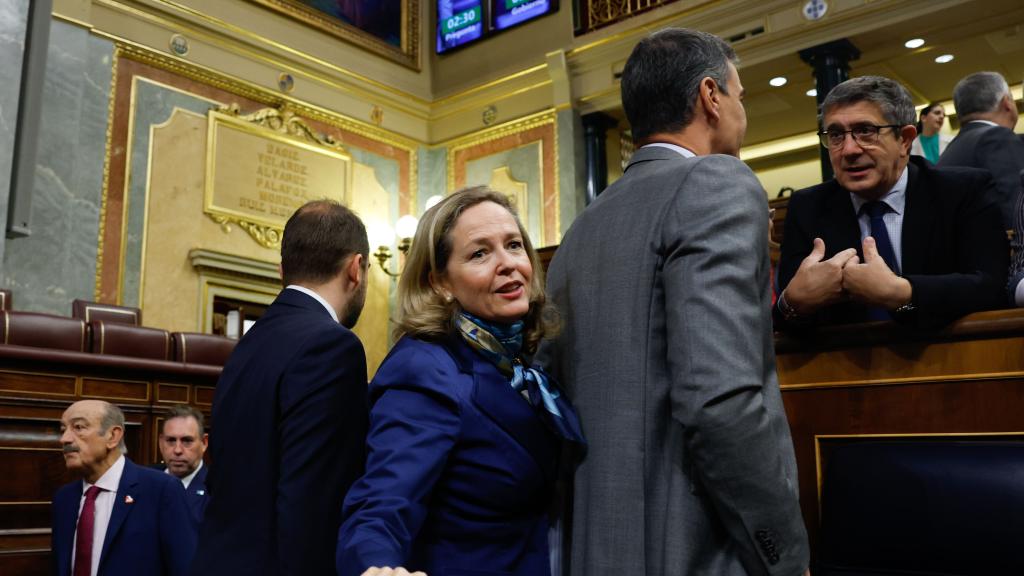 Nadia Calviño, vicepresidenta primera, en el Congreso junto a Pedro Sánchez y Patxi López.