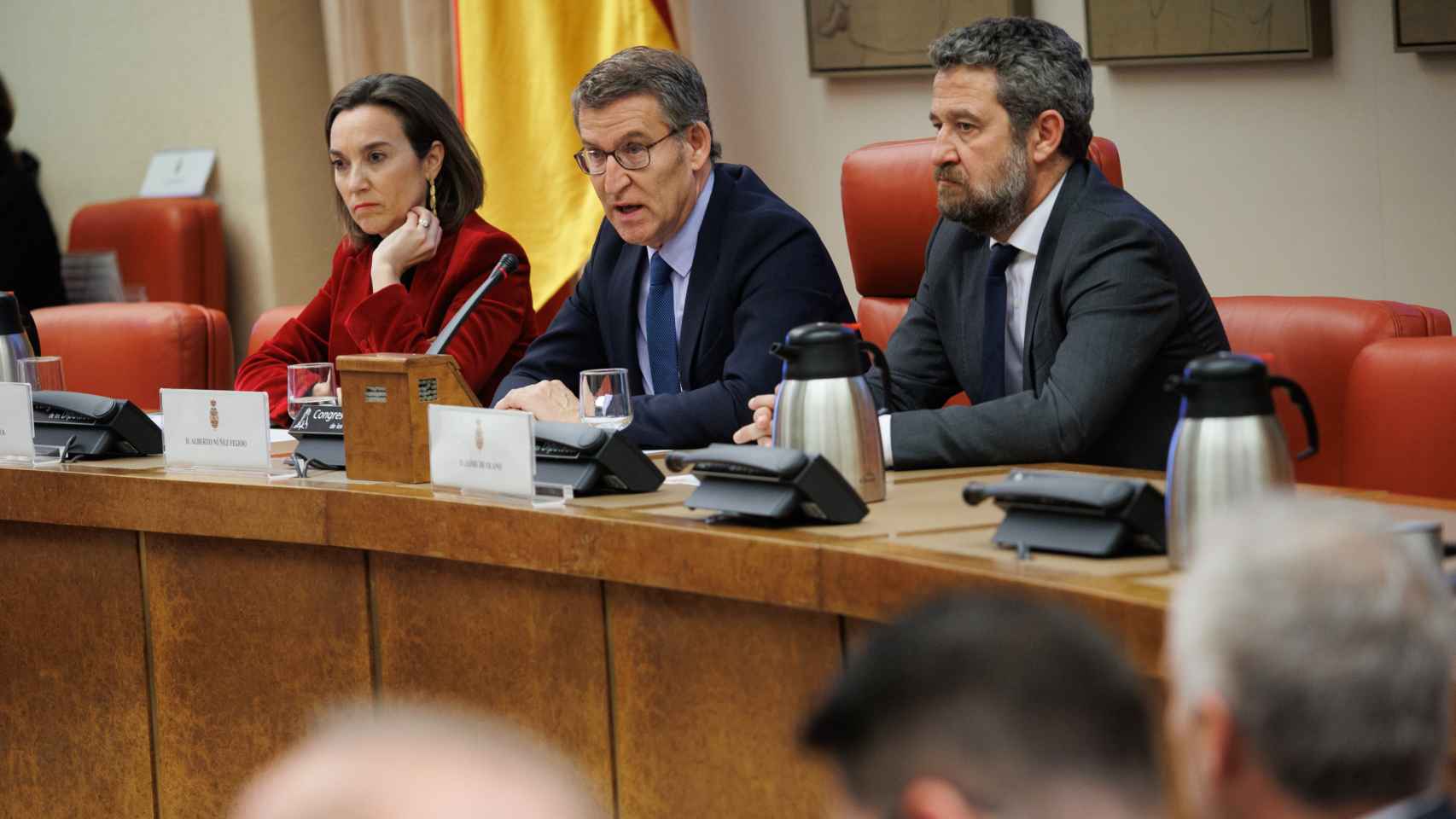 Cuca Gamarra, portavoz; Alberto Núñez Feijóo, presidente; y Jaime de Olano, coordinador del área económica del PP, en una reunión de diputados y senadores populares.