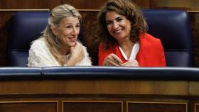 La vicepresidenta segunda y ministra de Trabajo y Economía Social, Yolanda Díaz (i), y la ministra de Hacienda y Función Pública, María Jesús Montero (d).