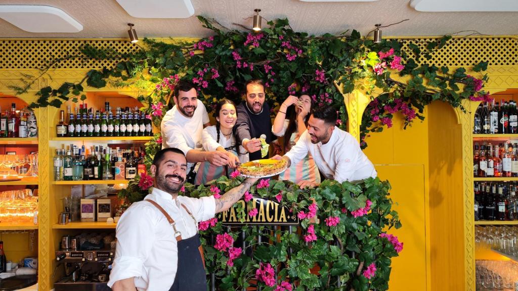 El equipo de Baldoria en la barra del restaurante.