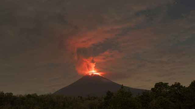Vista del volcán Popocatépetl en erupción desde San Nicolás de los Ranchos (Puebla), este martes.