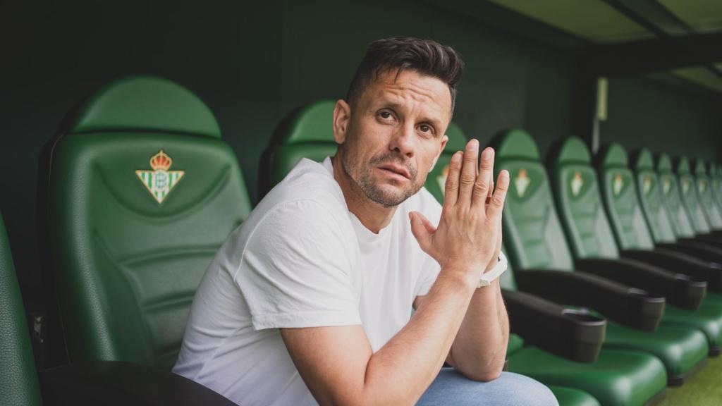 Sergio López Sanz, conocido como Haze, en el banquillo del estadio del Real Betis.