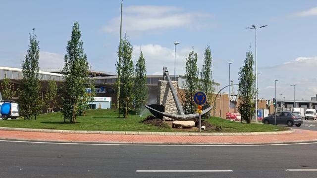 El ancla de la coraza del Orzán luce en la nueva rotonda de la Casa del Mar en A Coruña