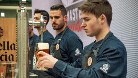 Estudiantes de centros de hostelería de Galicia ponen a prueba sus habilidades cerveceras