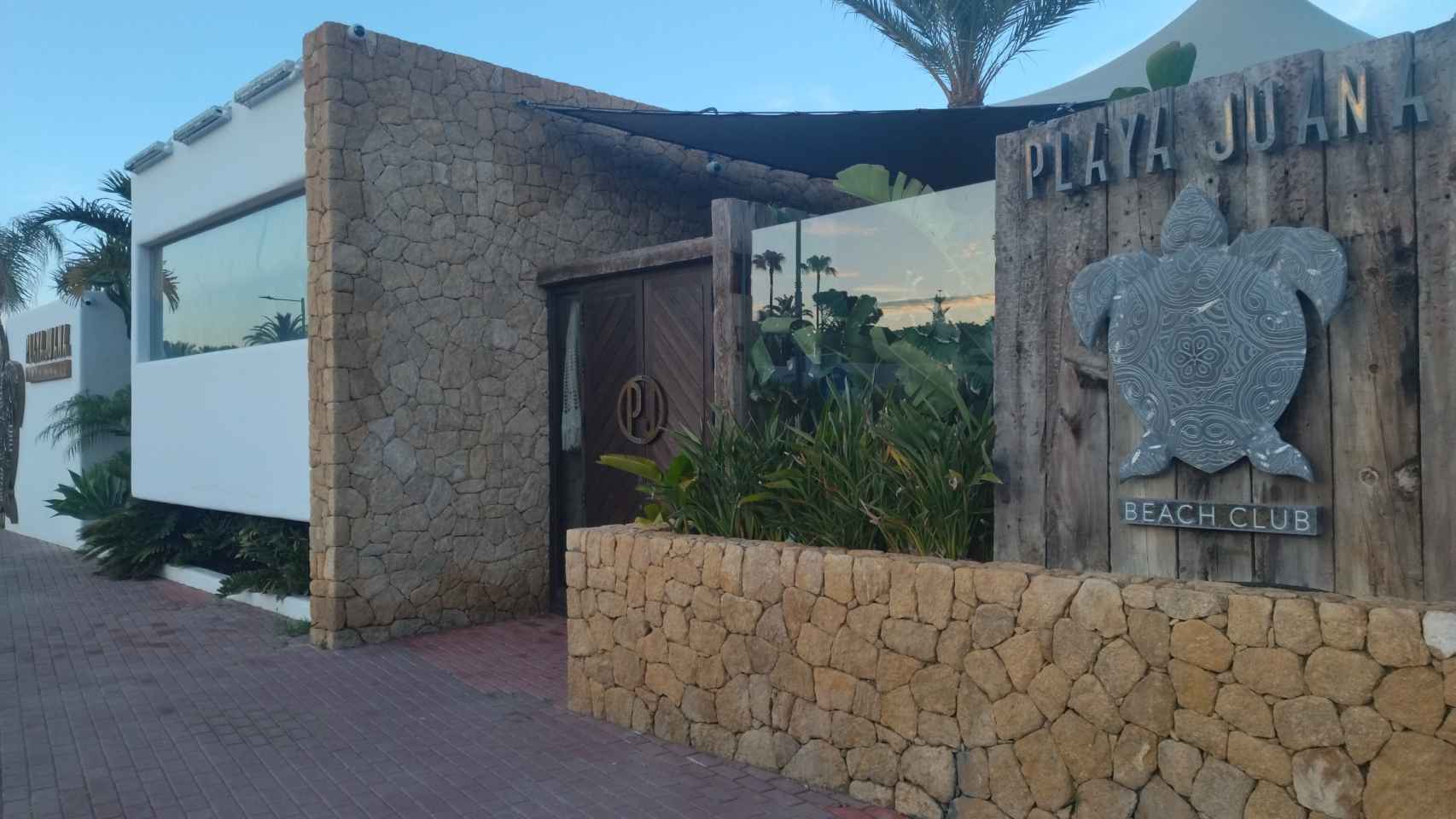 La fachada del conocido Playa Juana Beach Club de Mojácar.