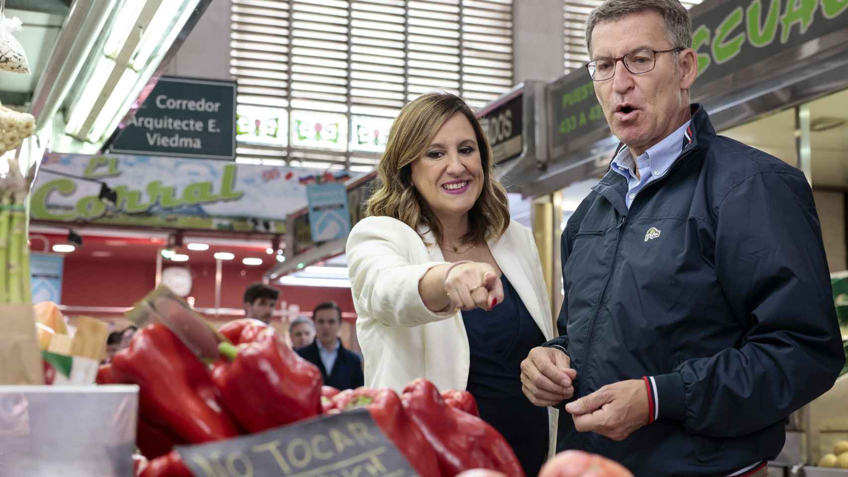 Maria José Catalá y el líder del PP visitan el Mercado Central.