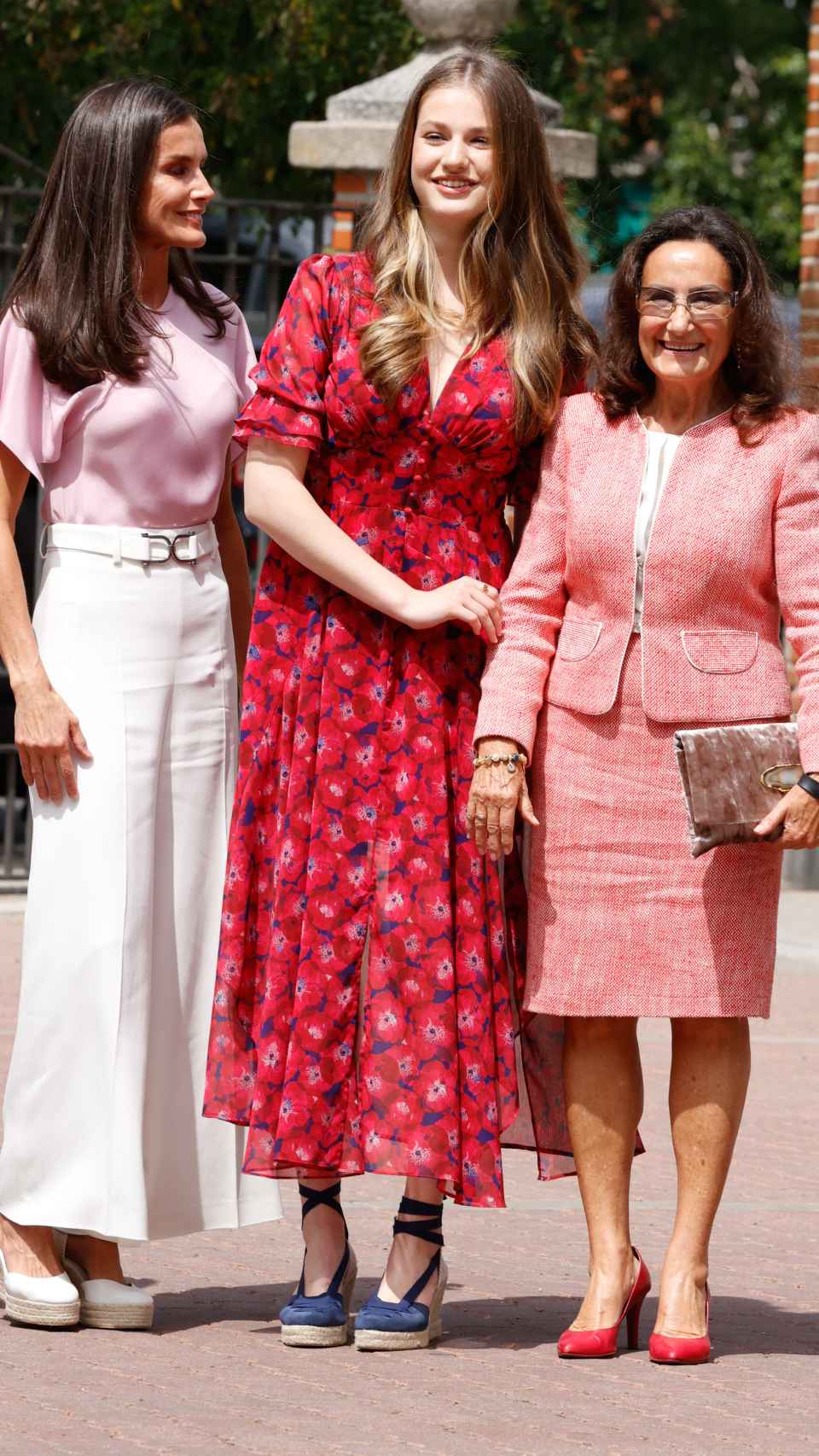 La princesa de Asturias junto a la reina Letizia y su abuela Paloma Rocasolano.