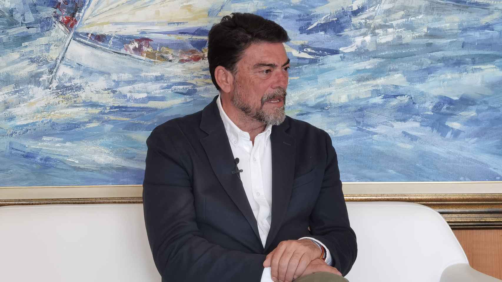 El alcalde de Alicante, Luis Barcala, durante la entrevista concedida a EL ESPAÑOL De Alicante.