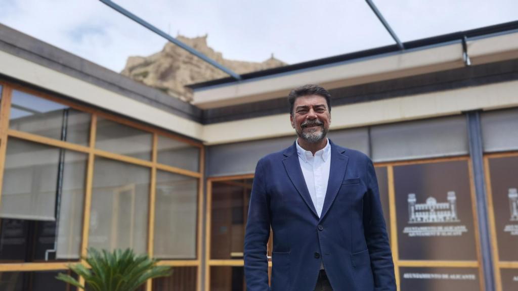 El alcalde de Alicante, Luis Barcala, en la terraza del Ayuntamiento.