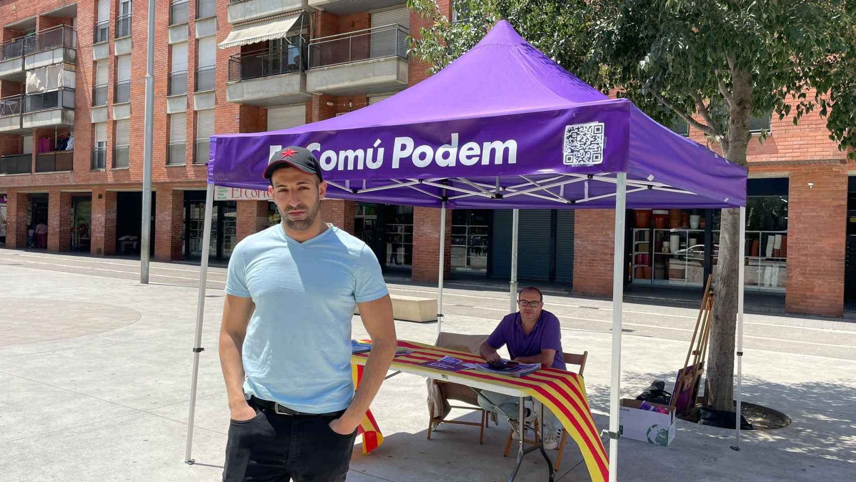 Shrika en la carpa electoral de En Comú Podem en Salt.
