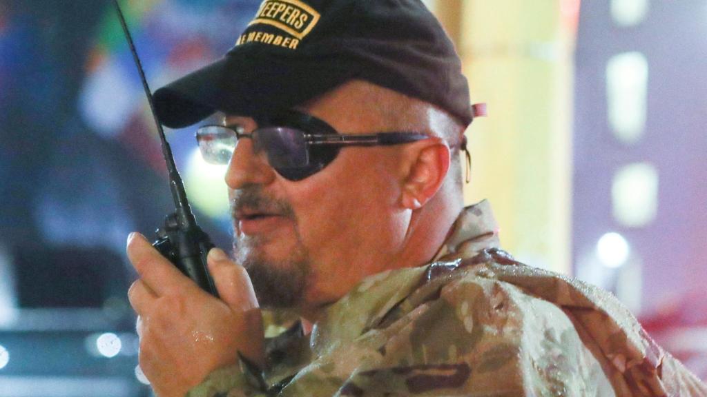 El fundador de Oath Keepers, Stewart Rhodes, en un mitin de Donald Trump en Minneápolis.