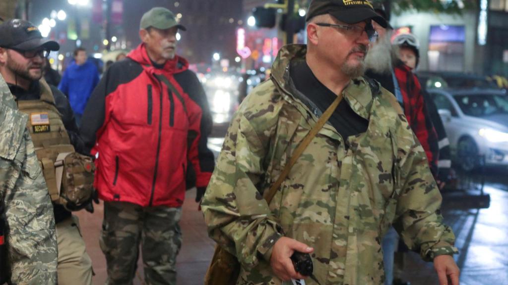 El fundador de Oath Keepers, Stewart Rhodes, en un mitin de Donald Trump en Minneápolis.