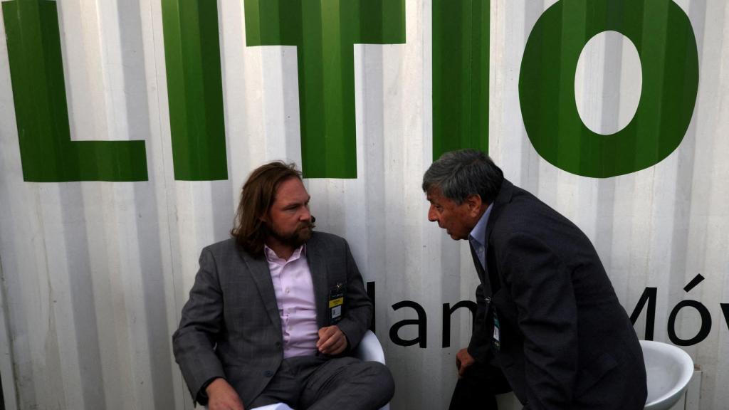 Dos participantes conversan una feria minera en Santiago de Chile, el pasado 26 de abril.