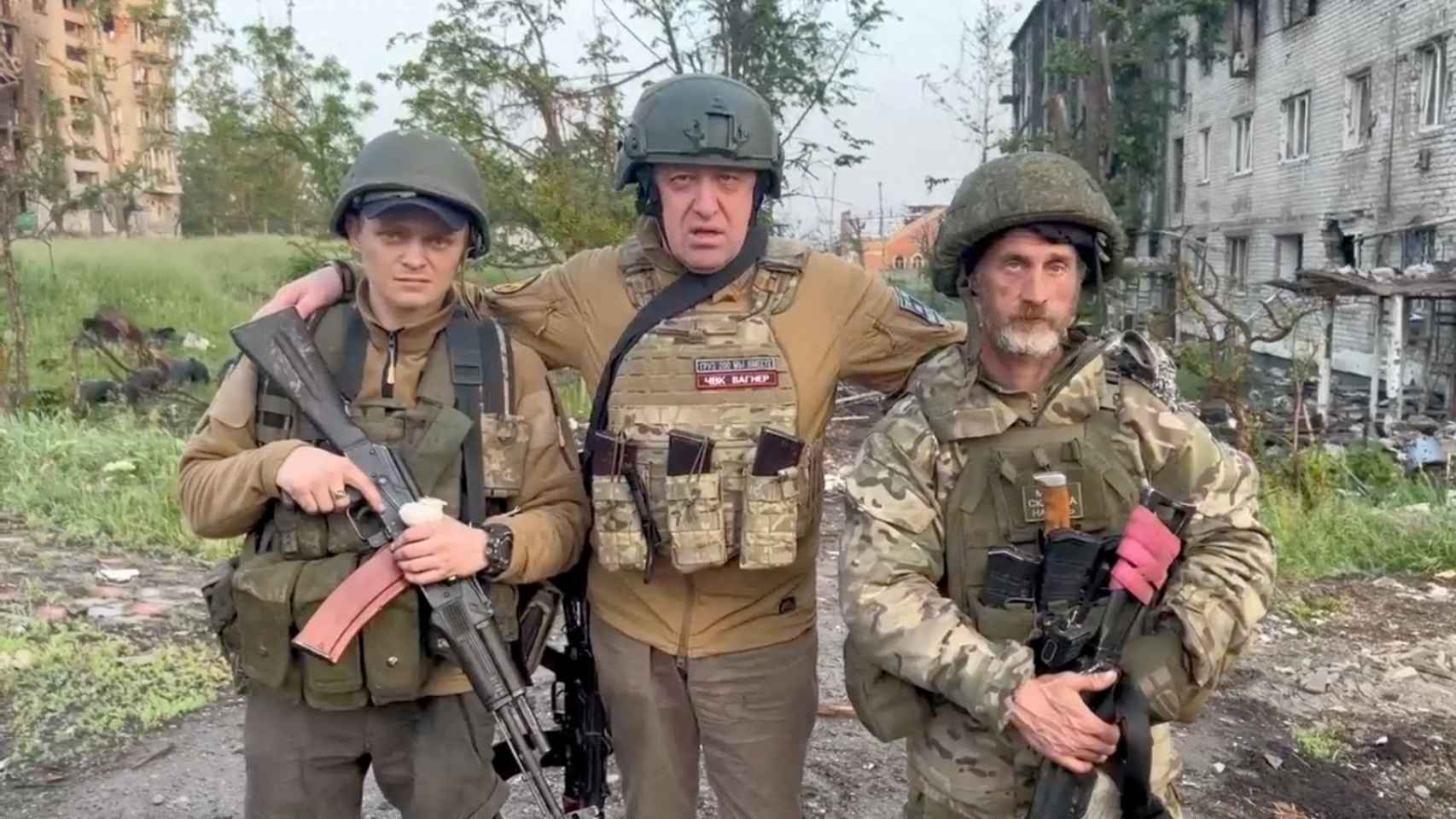 Yevgueni Prigozhin (en el centro), con soldados del Grupo Wagner.