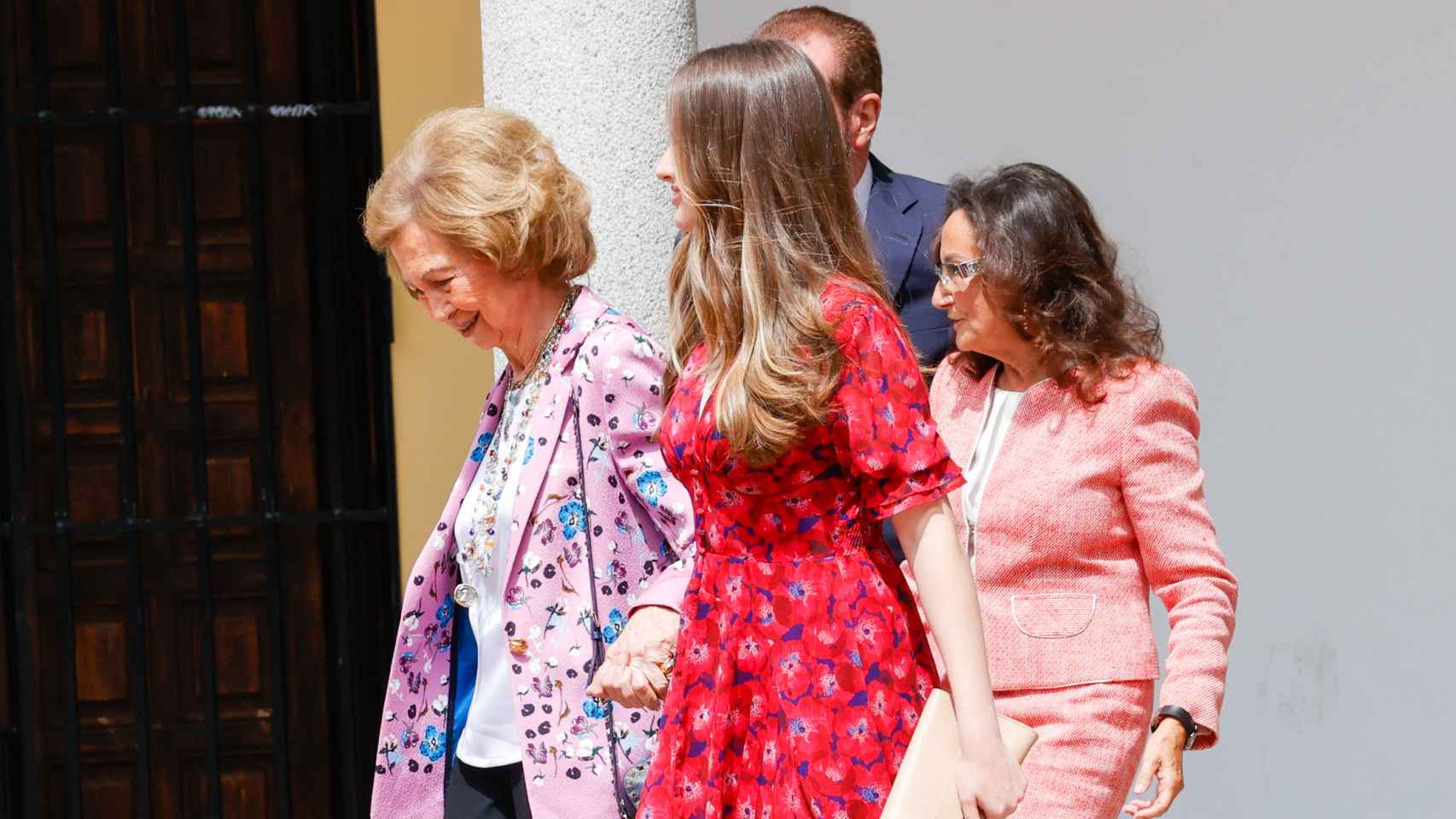 La princesa Leonor ha caminado de la mano con su abuela paterna.